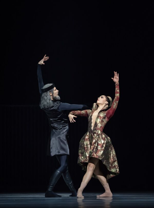 Christian Bauch und Zarina Stahnke tanzen Schwanensee in der Inszenierung von Johan Inger